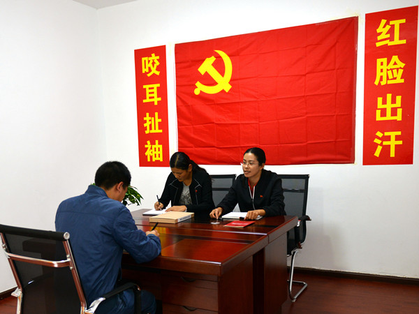 云南省雙柏縣扎實推進“四種形態(tài)”運用向基層延伸，通過在規(guī)范化的談話室內(nèi)開展談話，既營造談話氛圍，又嚴肅直點問題進行提醒，有效推動“咬耳扯袖、紅臉出汗”常態(tài)化、嚴肅化。圖為該縣獨田鄉(xiāng)紀委書記在談話室內(nèi)約談鄉(xiāng)鎮(zhèn)干部。陳建祿  攝.jpg