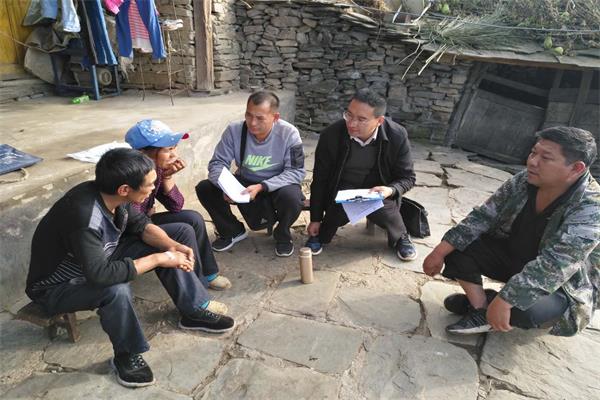 督查組與農(nóng)戶了解扶貧政策享受情況，主動獲取問題線索.jpg