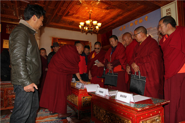 ”和諧寺院“考評組到松贊林寺開展考評工作.jpg